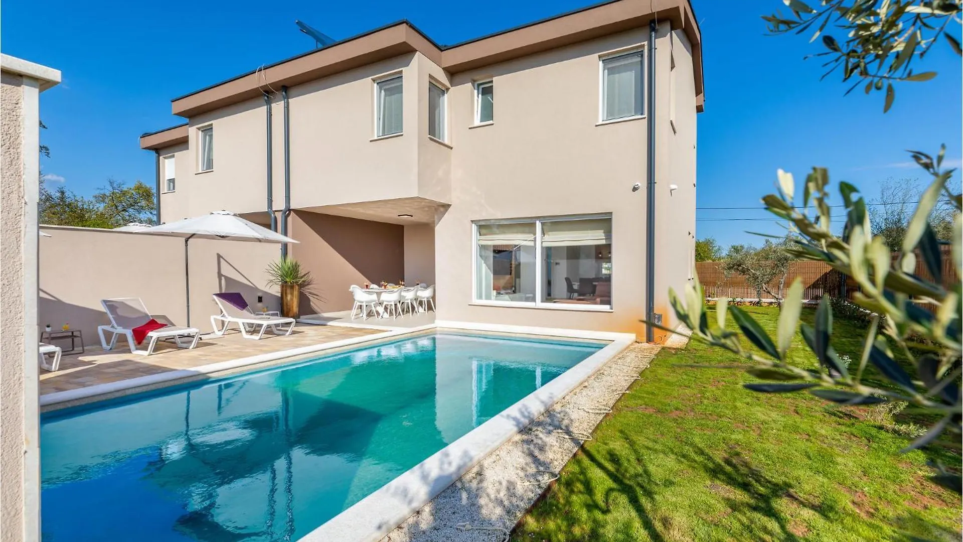 3 Bedroom Beautiful Home In Segotici